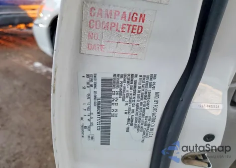 2001 Lincoln Town Car Signature z USA, uszkodzony, nr VIN 1LNHM82WX1Y722128